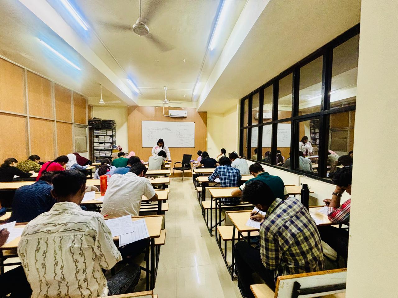 JEE, NEET coaching institute in moradabad teaching